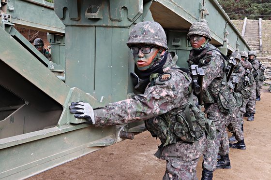 지난달 26일 강원도 인제 공병종합훈련장에서 제3공병여단 교량대대 장병이 간편조립교를 밀고 있다. 박용한