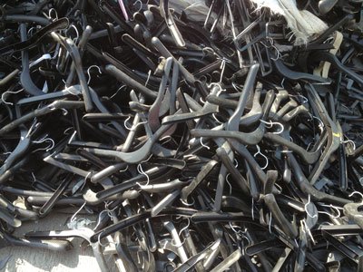 버려진 플라스틱 옷걸이는 재활용이 어려워 대부분 매립된다. [사진 프로스펙터]