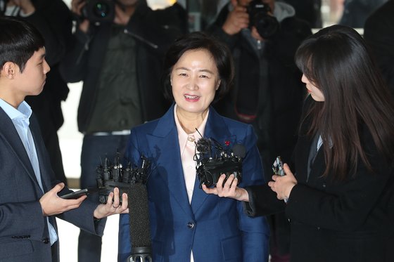 추미애 법무부장관 후보자가 9일 오전 서울 양천구 남부준법지원센터로 출근하며 취재진의 질문을 받고 있다. 장진영 기자