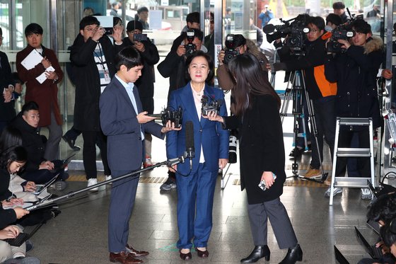 추미애 법무부장관 후보자가 9일 오전 서울 양천구 남부준법지원센터로 출근하며 취재진의 질문을 받고 있다. 장진영 기자