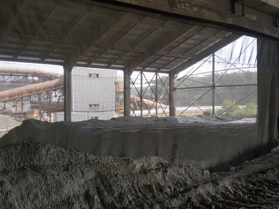 강원도 삼척시에 위치한 시멘트공장에 쌓여있는 석탄재. 시멘트 공장에 쌓인 원료는 비산먼지, 초미세먼지 발생의 원인으로 지목돼왔다. [중앙포토]