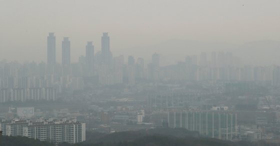 수도권 초미세먼지 농도가 '나쁨' 수준을 보인 9일 오전 경기도 오산시 보적사에서 바라본 화성시내가 뿌옇게 보이고 있다. [뉴스1]