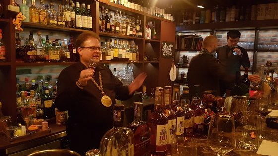 버번 위스키를 설명하고 있는 마크 패턴 씨. [사진 오숙현]