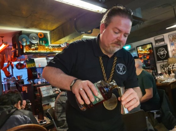 미국 위스키 시음회에서 잔에 위스키를 따르고 있는 마크 패턴 씨. [사진 김대영]