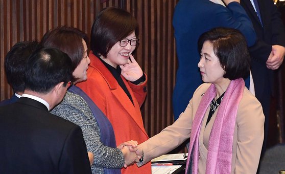 추미애 법무부 장관 후보자가 10일 국회 본회의장에서 의원들과 인사하고 있다. 김경록 기자