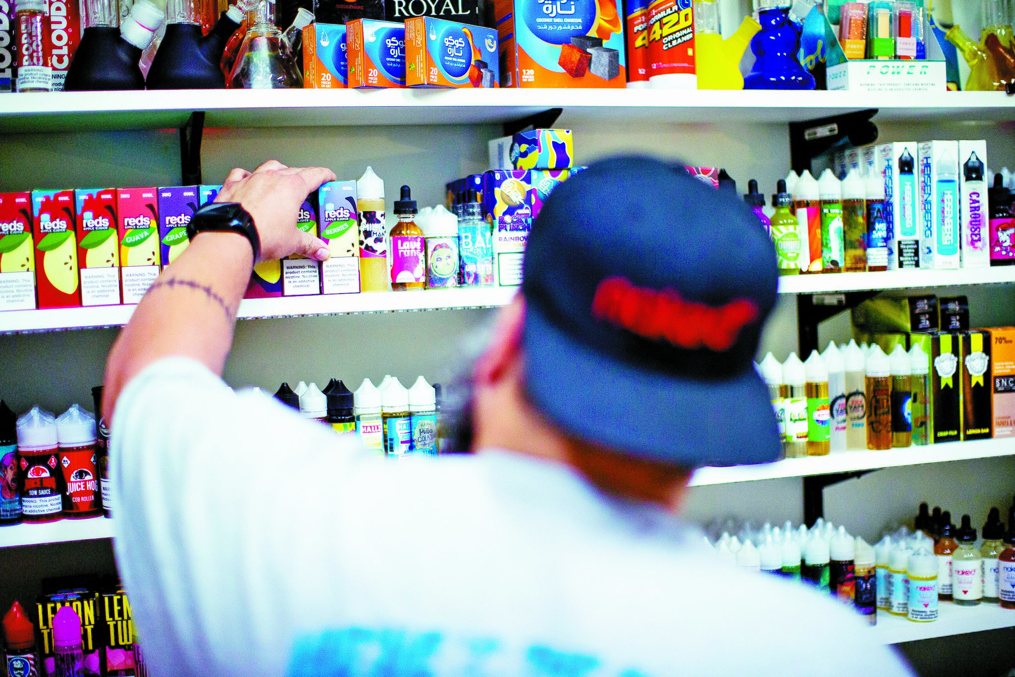 지난 9월 미국 뉴저지 주의 한 상점 점원이 전자담배를 정리하고 있다. [로이터=연합뉴스]