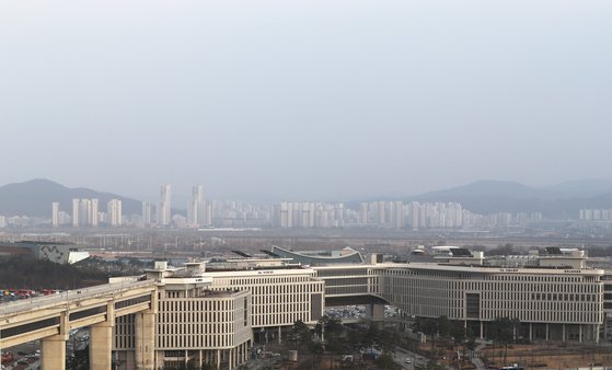 하루종일 '나쁨'~'매우나쁨' 수준의 대기질을 보인 세종시 전경. 오후 3시까지도 도심이 뿌옇게 먼지에 뒤덮여있다. [연합뉴스]
