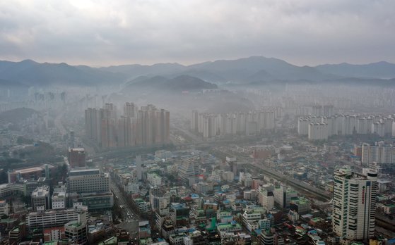 미세먼지와 안개로 자욱한 광주도심. 광주지역도 오전 10시까지 시간평균 초미세먼지 농도가 61㎍/㎥를 기록했다. [연합뉴스]