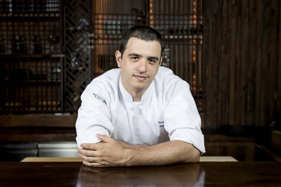 파크 하얏트 서울 총주방장 페데리코 하인즈만. 아르헨티나 출신의 셰프로 이탈리안부터 스패니시까지 다양한 유럽식 모던 퀴진을 전공했다.