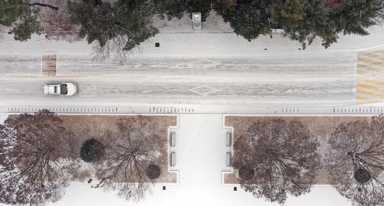 강원 영서지역에 눈이 내린 7일 오전 춘천시 강원대 캠퍼스에 눈이 쌓여 차량이 거북이 운행을 하고 있다. [연합뉴스]