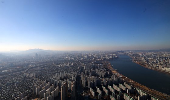 12일 서울 송파구 롯데월드타워전망대 서울스카이에서 본 서울 하늘이 푸르고 맑은 모습을 보이고 있다. [뉴스1]