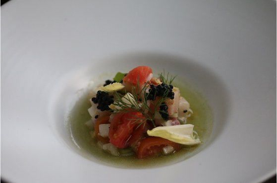 파크 하얏트 서울 '더 테이스트-발효 디너세트' : 방어회. 동치미 육수와 함께 내고, 먹을 때는 토마토 동치미와 함께 먹도록 했다.