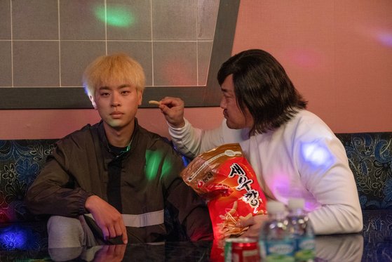 조금산 작가의 동명 웹툰을 기반으로 한 영화 '시동'에서 거석이 형을 연기한 마동석(오른쪽)과 택일 역의 박정민. [사진 NEW]