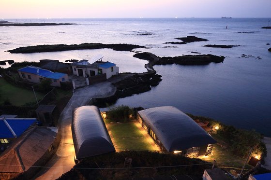 지랩이 만들고 스테이폴리오가 소개하는 제주 프라이빗 렌탈 하우스 '눈먼고래.' 100년된 제주 옛가옥을 재생했다. [사진 스테이폴리오]