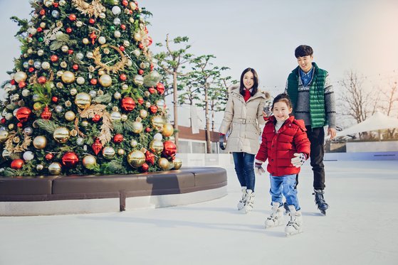 반얀트리서울 빙판 한복판에 대형 트리가 있다. 인증 사진 찍기 좋은 장소다. [사진 반얀트리서울]