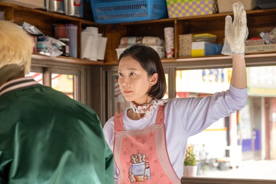 영화 '시동'에서 엄정아는 배구선수 출신 엄마를 연기했다. 하나뿐인 아들 택일이 속 썩일 땐 스매싱이 매섭다. [사진 NEW]