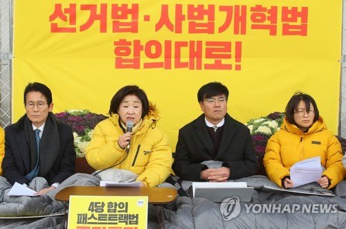 정의당 심상정 대표가 16일 국회 본청 앞 농성장에서 열린 상무위원회에서 선거제 협상과 관련해 민주당의 결정에 대해 비판하고 있다. 왼쪽부터 윤소하 원내, 심상정 대표, 김종민 부대표, 추혜선 의원. [연합뉴스]