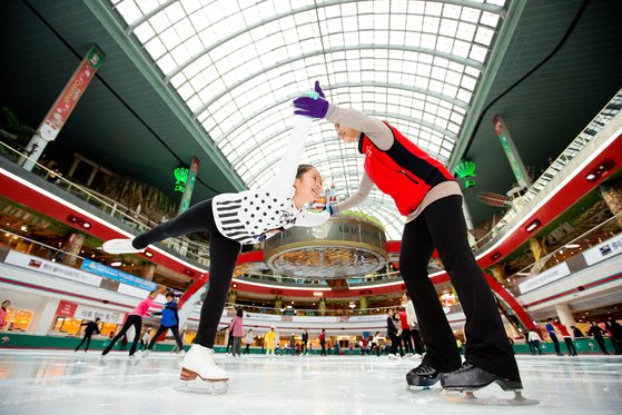 롯데월드 아이스링크는 실내에 있어 한겨울에도 외투가 필요 없다. [사진 롯데월드]
