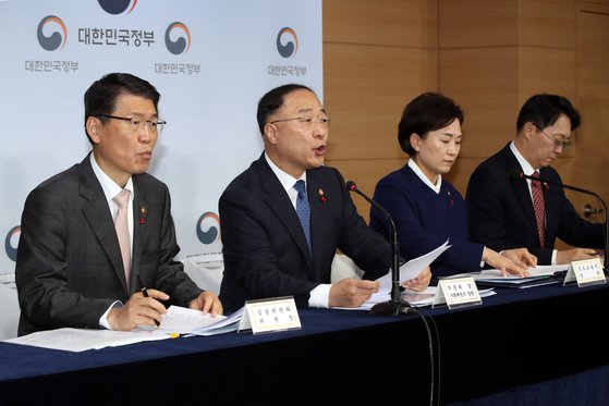홍남기 경제부총리가 16일 오후 서울 세종로 정부서울청사에서 주택시장 안정화 방안 관련 관계부처 합동브리핑을 하고 있다. 왼쪽부터 은성수 금융위원장, 홍 부총리, 김현미 국토부장관, 김현준 국세청장. [뉴스1]