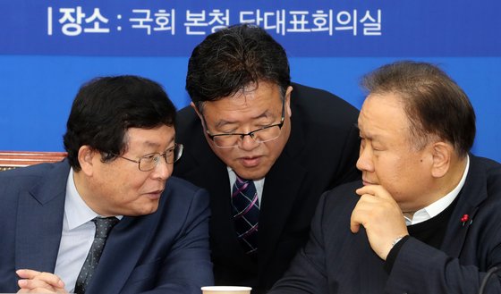 지난 6일 서울 여의도 국회에서 열린 더불어민주당 검찰공정수사촉구특별위원회 '김기현 전 울산시장 측근 비리사건' 등 공정수사 촉구 간담회에서 설훈 위원장이 심규명 위원 및 이상민 의원과 머리를 맞댄 채 이야기를 나누고 있다. [뉴스1]