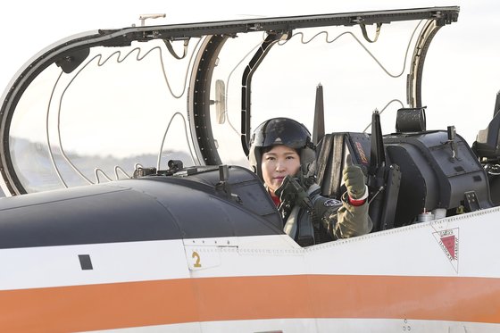 공군 첫 여성 비행대 대장들. 사진은 조종사 양성 용 초등훈련기 KT-1에 탑승한 비행교육 대대장 편보라 중령. [사진 공군]