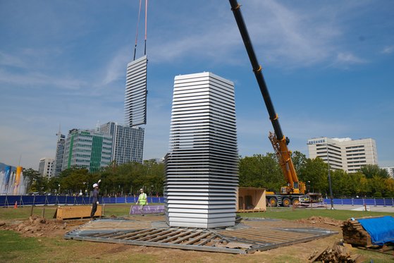 평촌 중앙공원에 설치된 스모그 프리 타워. [사진 안양문화예술재단]
