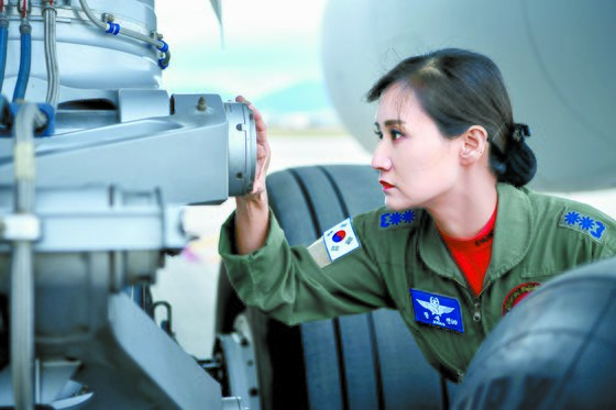 공군 첫 여성 비행대 대장들. 사진은 공중급유기를 살피고 있는 공중급유비행 대대장 장세진 중령. [사진 공군]
