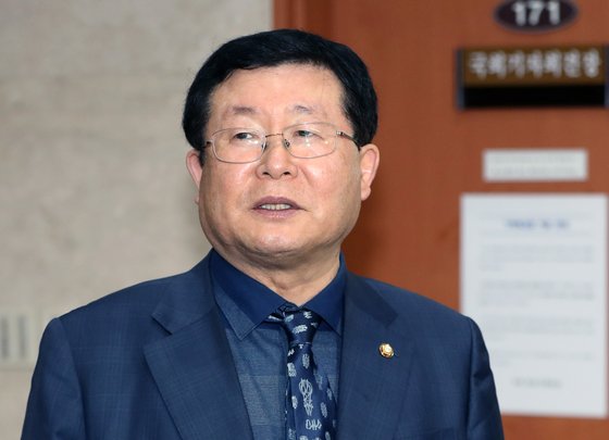 설훈 민주당 특위 위원장이 18일 서울 여의도 국회 정론관에서 기자회견을 하고 있다. [뉴스1]