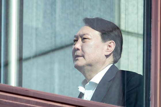 윤석열 검찰총장이 지난 16일 오후 서울 서초구 대검찰청에서 점심식사를 위해 구내식당으로 향하고 있다. [뉴스1]