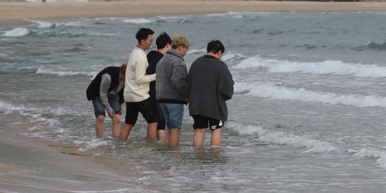 17일 부산 해운대해수욕장을 찾은 시민들이 맨발로 바다에 들어가 물장난을 하고 있다. 송봉근 기자