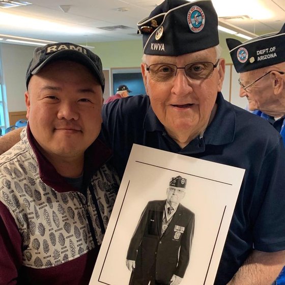 사진작가 현효제 씨(왼쪽)가 지난 3월 미국 아리조나주에서 참전용사에게 사진을 전달하면서 기념촬영을 하고 있다. [사진 현효제 씨 제공]