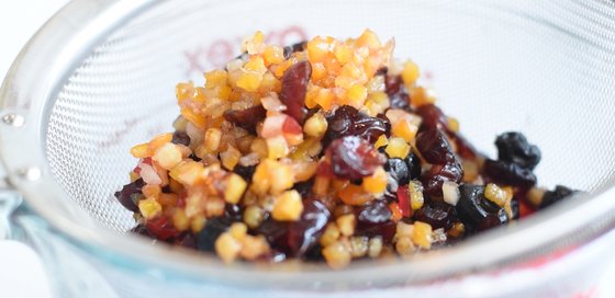 럼에 재운 건과일은 최대 2~3년까지도 재워서 사용 가능하다. [사진 밀로 베이킹 스튜디오]