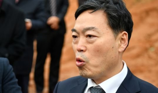 김오수 법무부 장관 직무대행이 20일 광주 북구 옛 광주교도소를 찾아 신원 미상 유골 40여 구가 발견된 상황에 대해 설명하고 있다. [뉴시스]