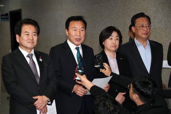 손학규 바른미래당 대표가 18일 오후 서울 여의도 국회에서 야3당 선거법 합의문을 읽고 있다. 왼쪽부터 정동영 민주평화당 대표, 손 대표, 심상정 정의당 대표, 유성엽 대안신당 창당준비위원장. 김경록 기자