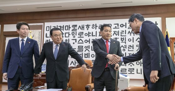 문희상 국회의장이 23일 오전 국회의장실에서 교섭단체 3당 원내대표와 회동을 하고 있다. 왼쪽부터 이인영 더불어민주당 원내대표, 문희상 국회의장, 심재철 자유한국당 원내대표, 오신환 바른미래당 원내대표. [뉴스1]