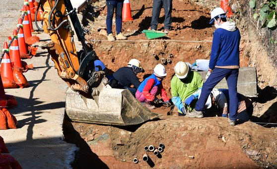 지난 2017년 11월 광주광역시 북구 옛 광주교도소 북측 담장 인근에서 진행된 5.18 암매장 유해 발굴 당시 모습. [뉴시스]