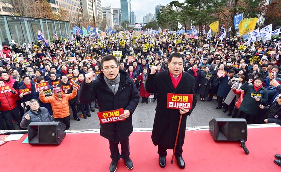 황교안 자유한국당 대표와 심재철 원내대표가 17일 국회 밖에서 열린 공수처법 선거법 날치기 저지 규탄대회에서 참석자들과 공수처 반대 구호를 외치고 있다. 2019.12.17 김경록 기자
