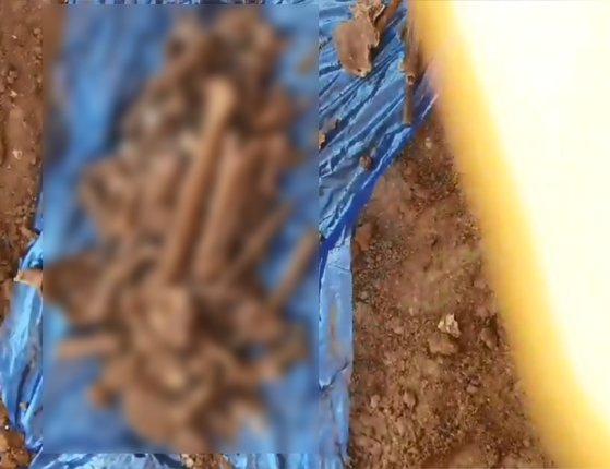 법무부는 옛 광주교도소 무연고자 공동묘지 일원을 발굴하는 과정에서 5·18 민주화운동과 관련성이 있어 보이는 유골 40여기를 발견했다고 지난 20일 밝혔다. 사진은 전날 작업 과정에서 발견된 유골의 모습. [연합뉴스]