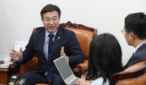 윤호중 민주당 사무총장이 13일 오후 서울 여의도 국회에서 기자간담회를 열고 4+1 선거제 합의 불발에 대한 당의 입장을 설명하고 있다. [연합뉴스]