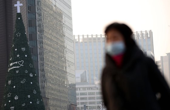 24일 오전 마스크를 쓴 시민이 서울광장을 지나고 있다. [연합뉴스]
