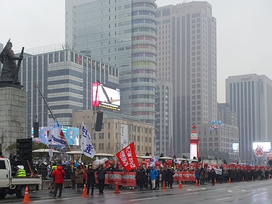 21일 오후 보수단체 회원들이 '박근혜 석방'을 주장하며 거리를 행진하고 있다. 편광현 기자