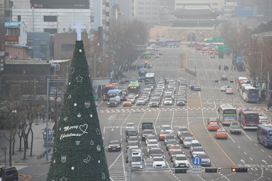 24일 오전 서울도서관에서 바라본 시내가 뿌옇다. [연합뉴스]