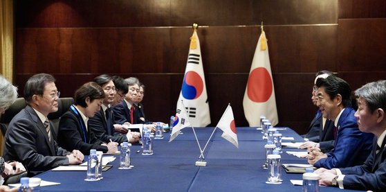 문재인 대통령이 24일 오후 중국 쓰촨성 청두에서 아베 신조 일본 총리와 정상회담을 하고 있다. 청두/청와대사진기자단 2019.12.24.