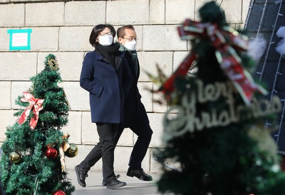 24일 오후 서울 청계천에서 시민들이 마스크를 착용한 채 크리스마스 조형물 옆을 걷고 있다. [뉴시스]