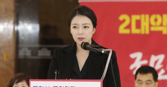 배현진 자유한국당 송파을 당협위원장이 26일 오전 서울 여의도 국회 로텐더홀에서 열린 최고위원회의에서 황교안 대표의 대국민 메시지를 대독하고 있다.[연합뉴스]