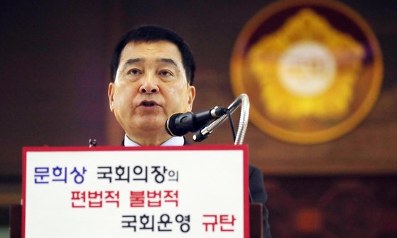 심재철 자유한국당 원내대표가 26일 오전 서울 여의도 국회 본회의장 앞 패스트트랙 저지 농성장에서 열린 최고위원회의에서 모두발언을 하고 있다. [뉴스1]