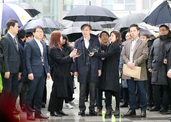 유재수 전 부산시 경제부시장에 대한 감찰무마 의혹을 받는 조국 전 법무부 장관이 26일 오전 서울 송파구 서울동부지법에서 구속 전 피의자 심문을 받기 전 취재진의 질문에 답하고 있다. [연합뉴스]