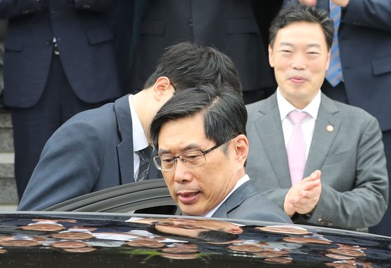 박상기 전 법무부 장관이 지난 9월 9일 오후 정부과천청사에서 열린 이임식을 마친 뒤 청사를 떠나고 있다. [연합뉴스]