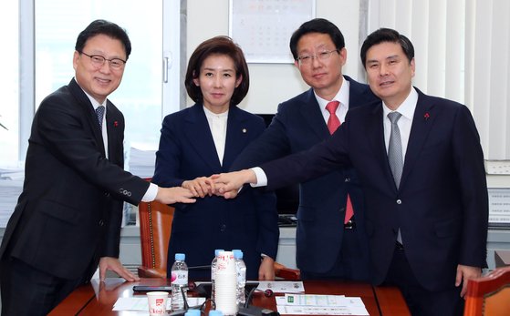 나경원 인사청문특별위 위원장과 3당 간사가 26일 서울 여의도 국회에서 열린 정세균 국무총리 후보자를 검증하기 위한 국회 인사청문특별위원회에 참석해 회의에 앞서 기념촬영을 하고 있다. 사진은 지상욱(오른쪽 부터) 바른미래당 간사, 김상훈 자유한국당 간사, 나경원 인사청문특별위 위원장, 박광온 더불어민주당 간사 [뉴시스]