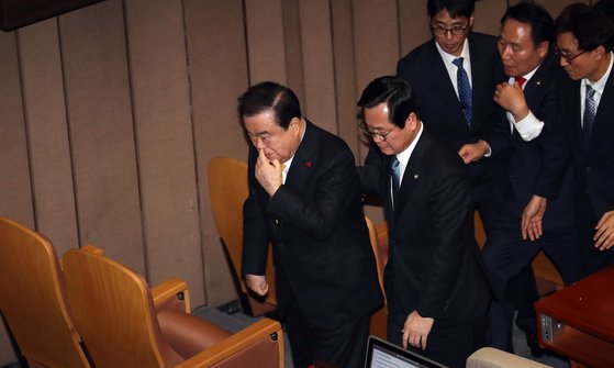 '공직선거법 개정안' 본회의 표결을 앞두고 27일 국회 본회의장 의장석으로 향하던 문희상 국회의장이 자유한국당 의원들의 저지로 물러나고 있다. [연합뉴스]